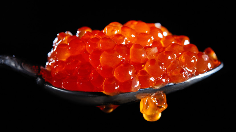 «Известия»: стоимость красной икры в России выросла на треть за год