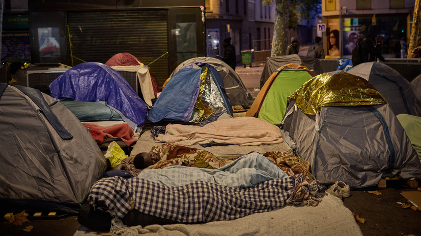 Под стенами мэрии в Париже разбили палаточный лагерь 200 семей мигрантов