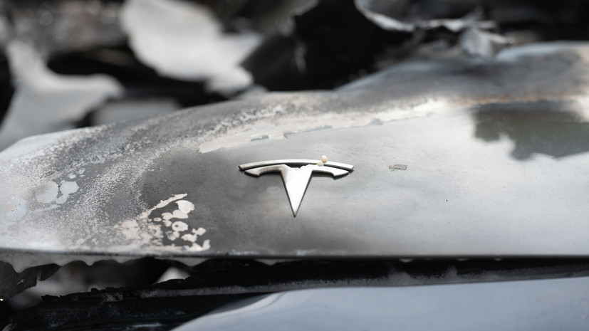 Более 20 машин сгорело на парковке салона Tesla в пригороде Марселя