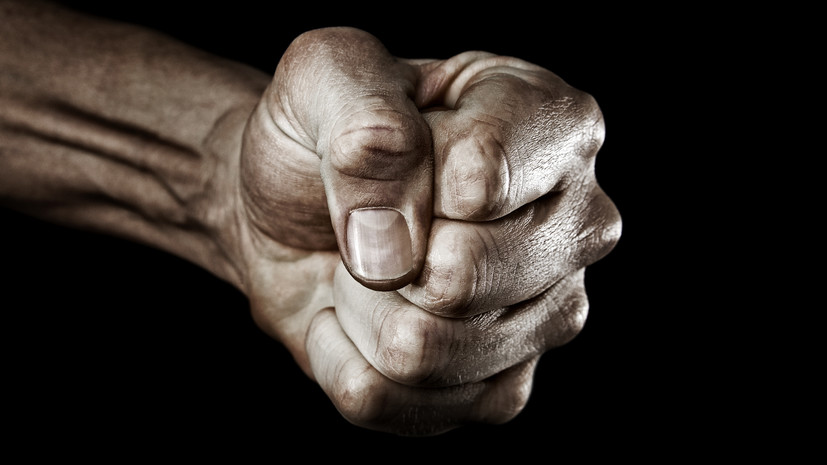 Отец ученика избил педагога в школе в Москве