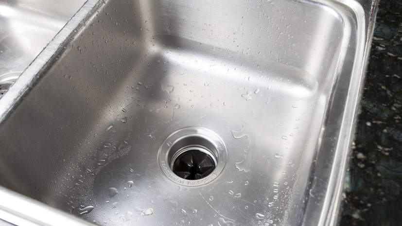 Юрист Салкин предупредил о штрафе за выброс старой раковины в уличный контейнер