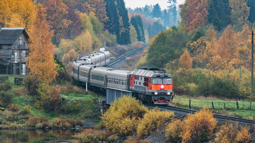 Двенадцать пассажирских поездов задерживаются в пути с Крымом