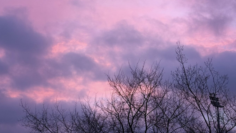 Синоптик Шувалов объяснил цвет утреннего неба над Москвой скорым похолоданием