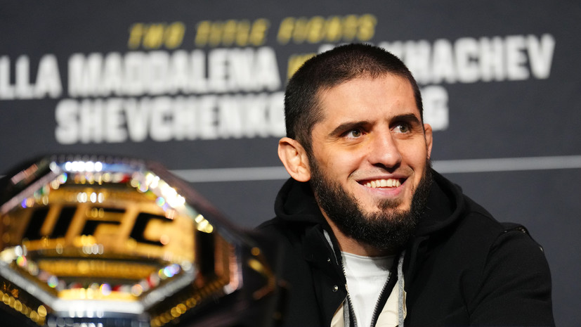 Махачев в шутку наехал на Кормье во время интервью перед UFC 322