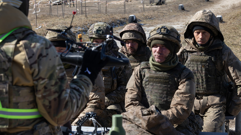 Захарова: Киев готовит шаги для возврата украинцев из ЕС и отправки их на фронт