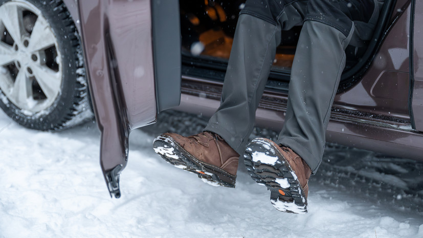 Автоэксперт Ладушкин пояснил, как выбирать обувь для зимнего вождения