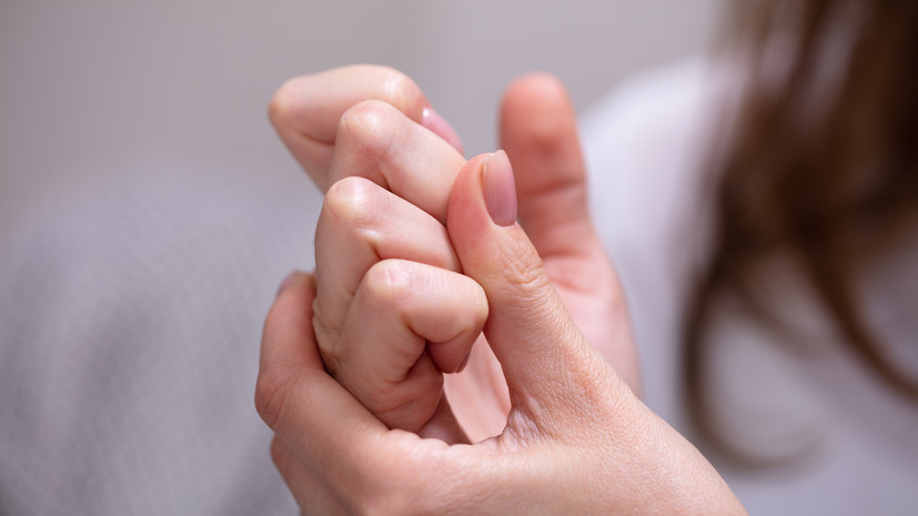 Невролог Джикия: регулярный хруст пальцами может привести к износу суставов