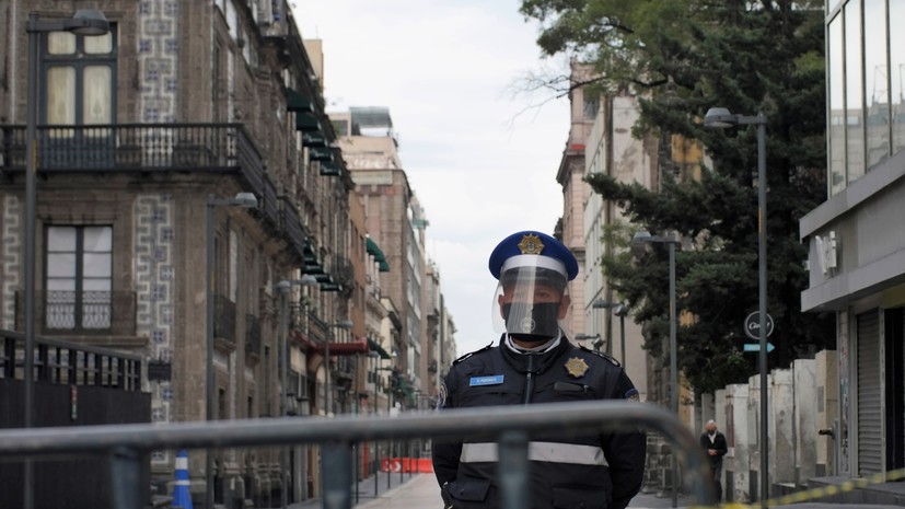 В Мехико в столкновениях на молодёжном марше пострадали более 100 полицейских