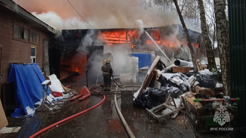 На складе в Мытищах произошёл крупный пожар