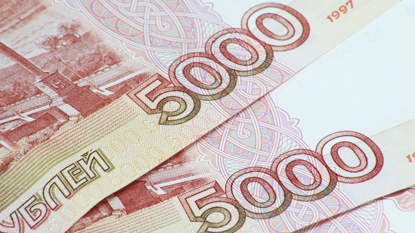 Психолог назвала причины появления разбрасывающих купюры подражателей