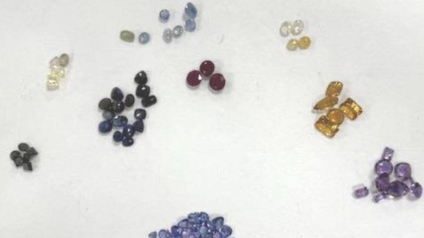 Таможенники в Шереметьево нашли у иностранца драгоценности на 9,4 млн рублей