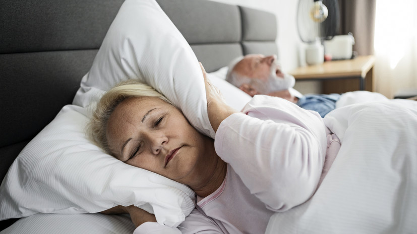 Сомнолог Смирнов рассказал о пользе гимнастики при храпе