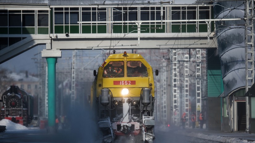 В Томске сошли с рельсов тепловоз и снегоуборочная машина