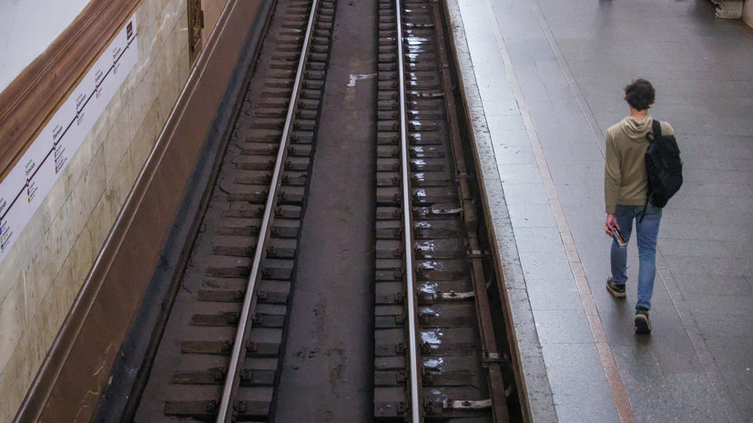 Россиянам объяснили, что делать в случае падения на рельсы в метро