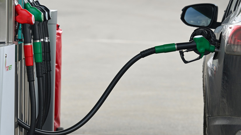 Ценовой разворот: за счёт чего в России стал дешеветь бензин