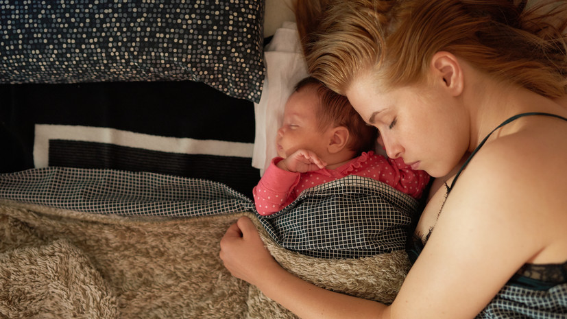 Сомнолог Бузунов рекомендовал матерям наладить сон после родов