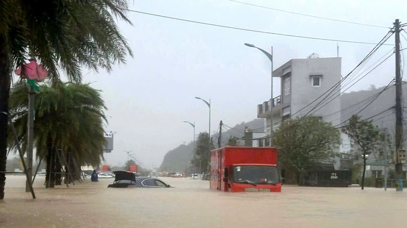 Застрявший на мосту во Вьетнаме автобус с россиянами эвакуировали