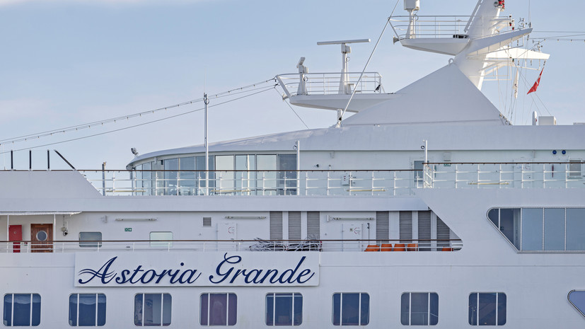 Круизный лайнер с россиянами несколько часов не пускают в порт Стамбула