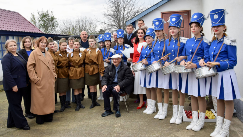 В Крыму ветерана войны Михаила Коробихина поздравили с 102-летием