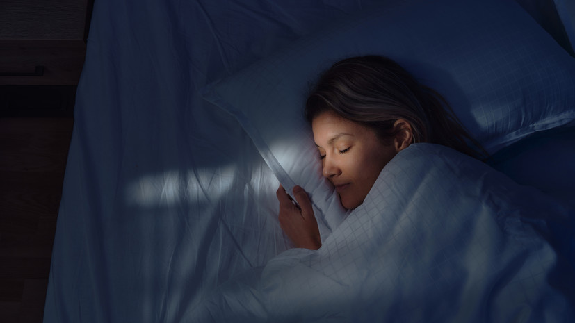 Терапевт Шураева посоветовала приглушать свет за два часа до сна