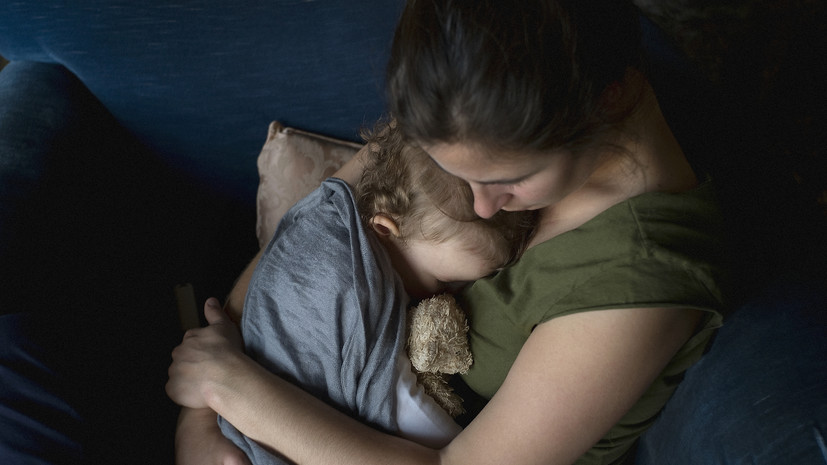 Психолог Абравитова пояснила, чем опасна для ребёнка гиперопека родителя