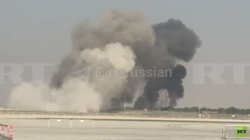 Корреспондент RT снял на видео последствия крушения самолёта в Дубае