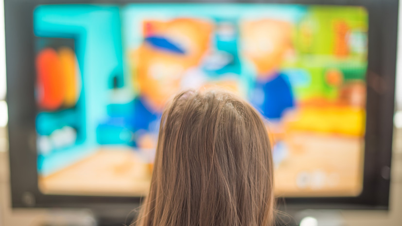 Офтальмолог Самарина: детям можно смотреть телевизор не более двух часов в сутки