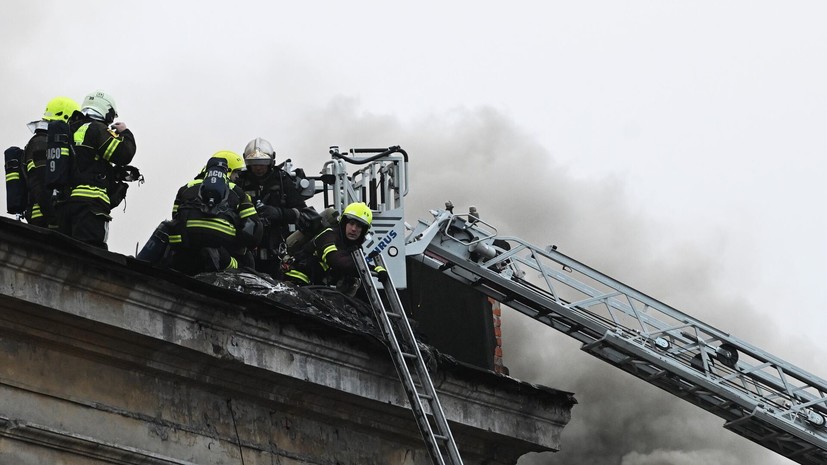 В центре Москвы ликвидируют пожар в нежилой многоэтажке