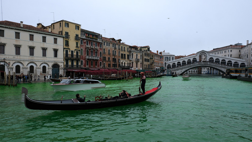 Экоактивисты во главе с Тунберг окрасили воду канала в Венеции в зелёный цвет