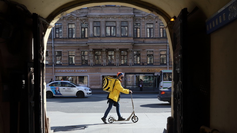В Петербурге вступили в силу ограничения для работающих курьерами мигрантов