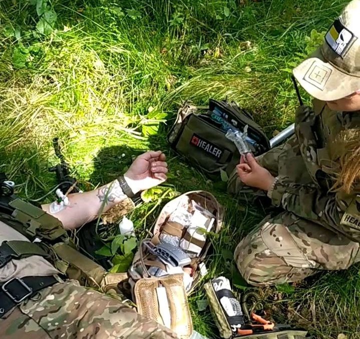 «Чтобы победить, надо самому выжить»: волонтёр Руся третий год учит штурмовиков основам тактической медицины