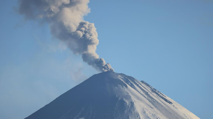 На Камчатке начался пеплопад после извержения вулкана, жителям раздают маски