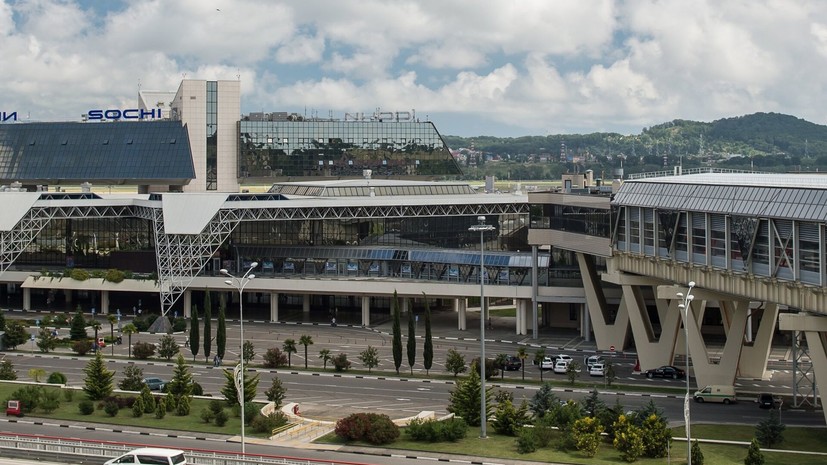 Аэропорт Сочи временно не принимает и не отправляет рейсы