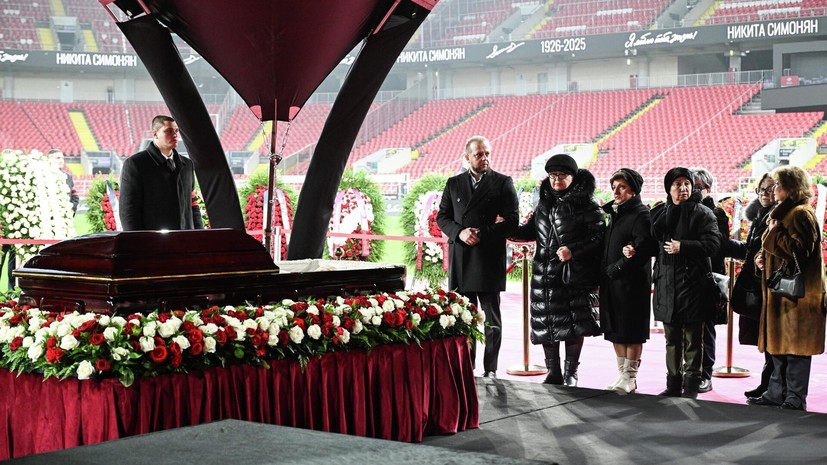 Путин прислал венок на церемонию прощания с Симоняном