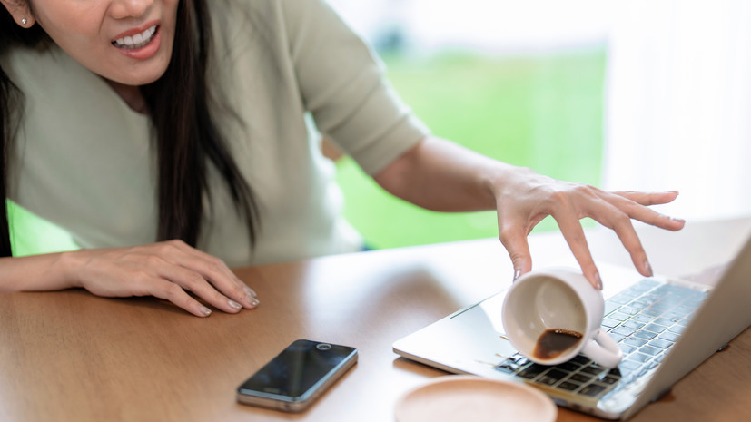 Россиянам объяснили, чем опасен для клавиатуры пролитый напиток