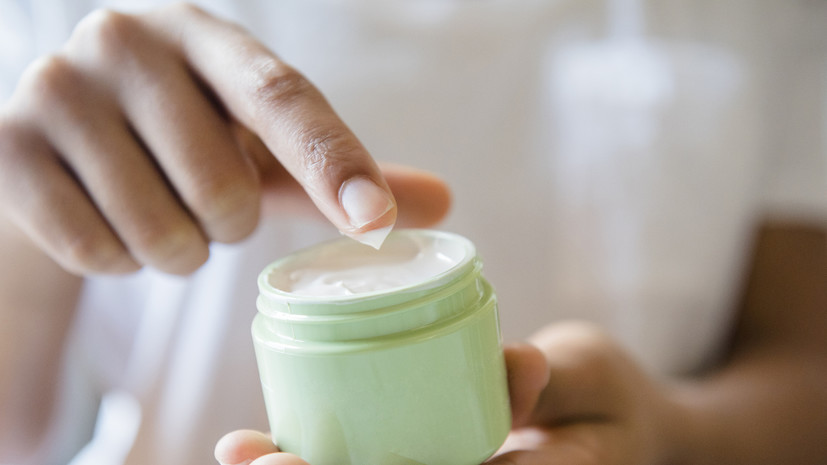 Врач Разбежкина назвала маркетинговым ходом деление кремов на дневной и ночной