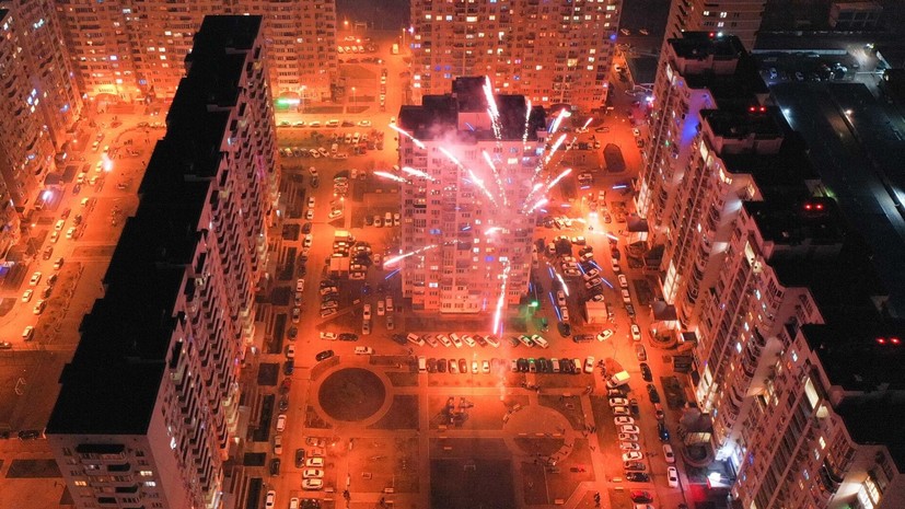 Автоэксперт Попов пояснил, чем фейерверки опасны для машин во дворе