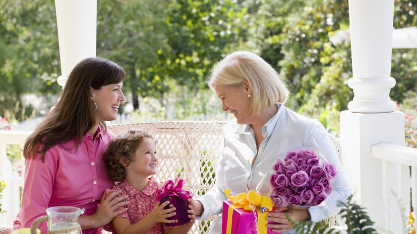 Аналитики рассказали, какие подарки россияне выбирают ко Дню матери