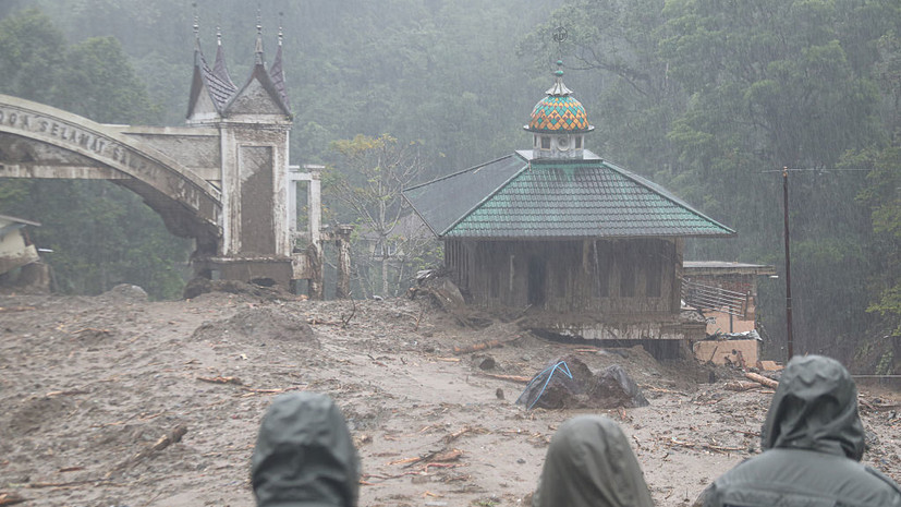 Число жертв разрушительных наводнений в Индонезии достигло 174