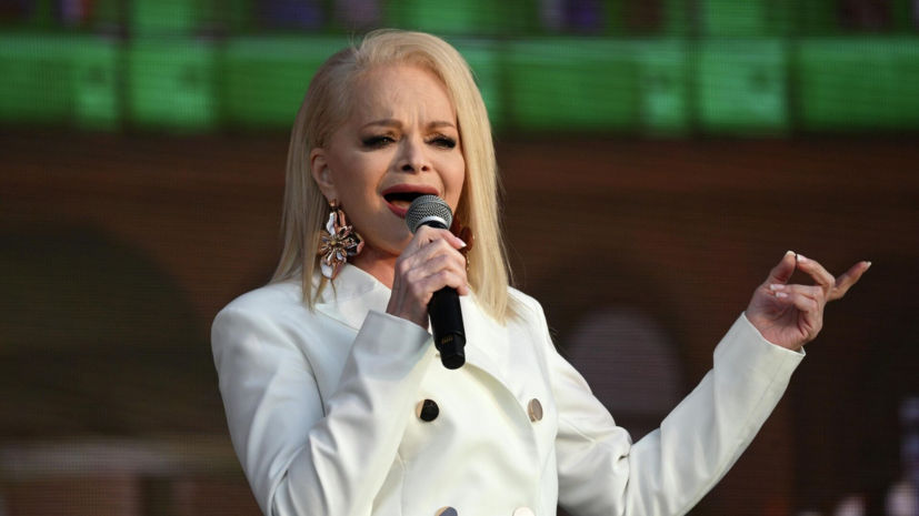 Baza: россияне стали массово сдавать билеты на концерты Долиной