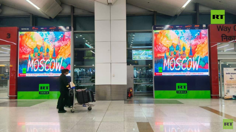 В аэропорту Нью-Дели на больших экранах транслируют эфир RT India