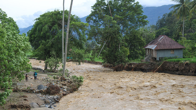 Число погибших от наводнений и оползней в Индонезии выросло до 225