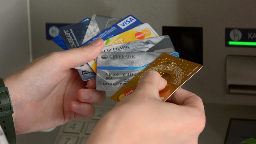 В Госдуме предложили отменить комиссию на переводы между близкими родственниками