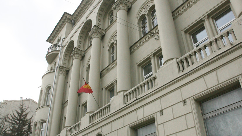 У посольства Киргизии в Москве собрались очереди, чтобы голосовать на выборах
