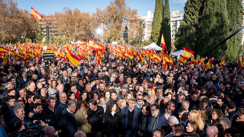 El País: в Мадриде тысячи человек вышли на протесты против правительства