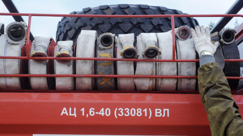 МЧС: спасатели полностью потушили пожар в мебельном цехе в Махачкале