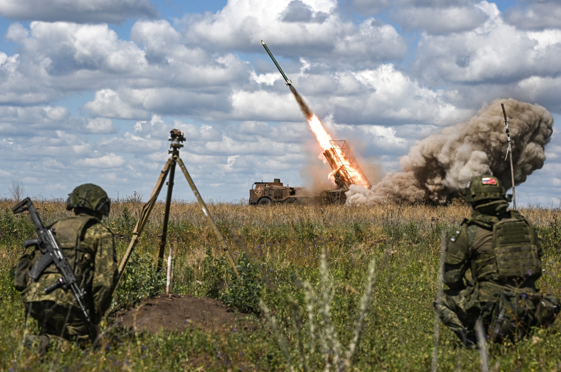 Окружение ВСУ замыкается, идёт продвижение ВС РФ по всем направлениям: как развивается ситуация в зоне СВО