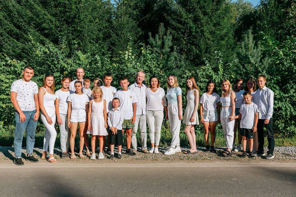 «Нужно было это вытерпеть. Они двери разбивали, посуду били»: как волонтёр СВО из Башкирии стала матерью для 30 детей