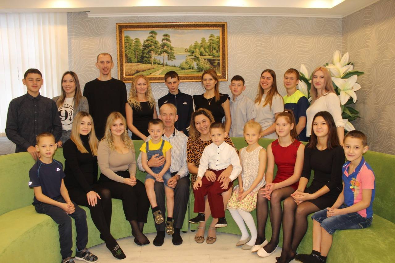 «Нужно было это вытерпеть. Они двери разбивали, посуду били»: как волонтёр СВО из Башкирии стала матерью для 30 детей