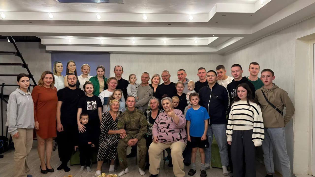 «Нужно было это вытерпеть. Они двери разбивали, посуду били»: как волонтёр СВО из Башкирии стала матерью для 30 детей